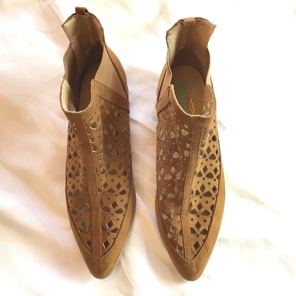 Plume by FarylRobin Sorella Laser Cut Fuax Suede Bootie Ankle Boot Size 8.5 - Picture 6 of 9